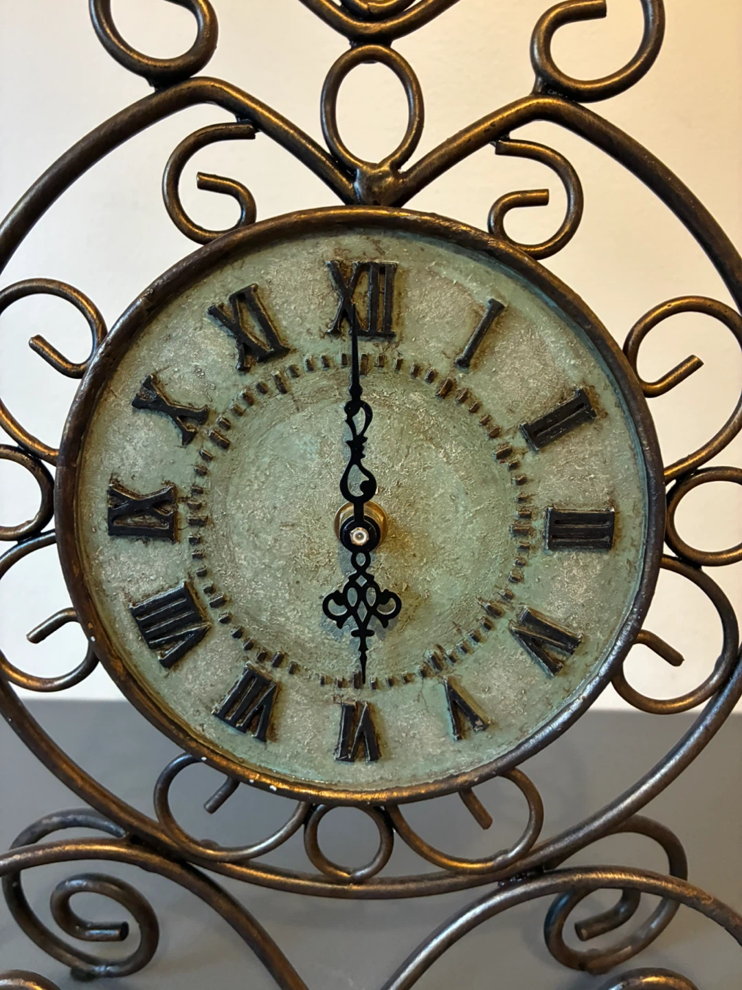 Ornate Metal Tabletop Clock not working - photo 2