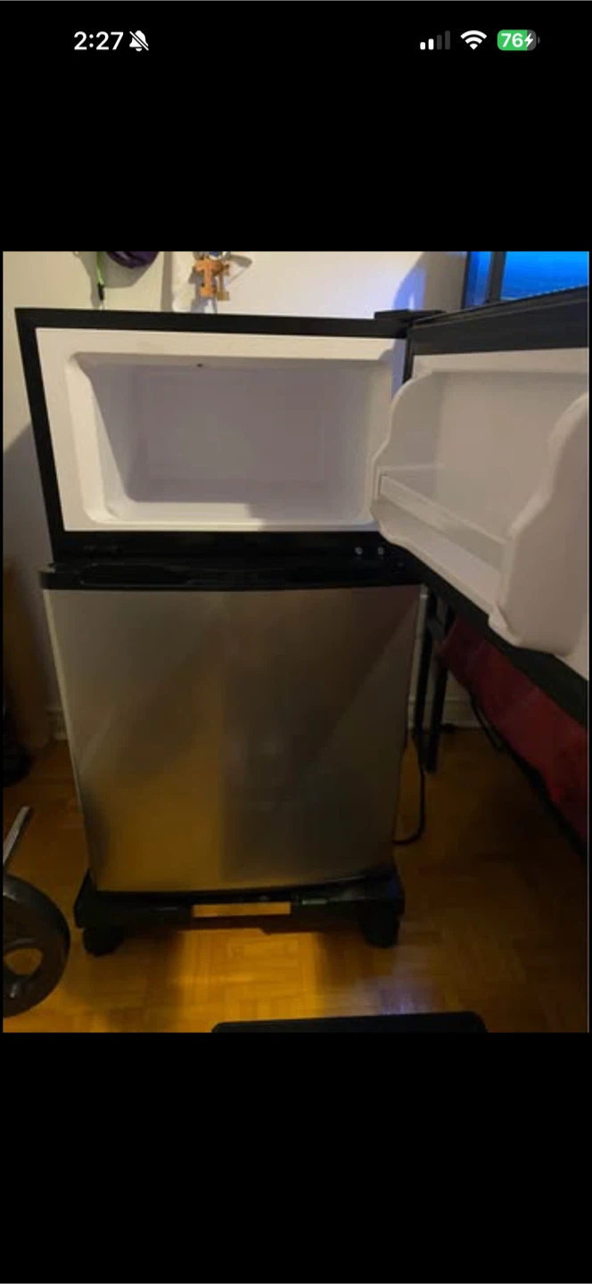 Insignia Top Freezer Refrigerator - photo 3