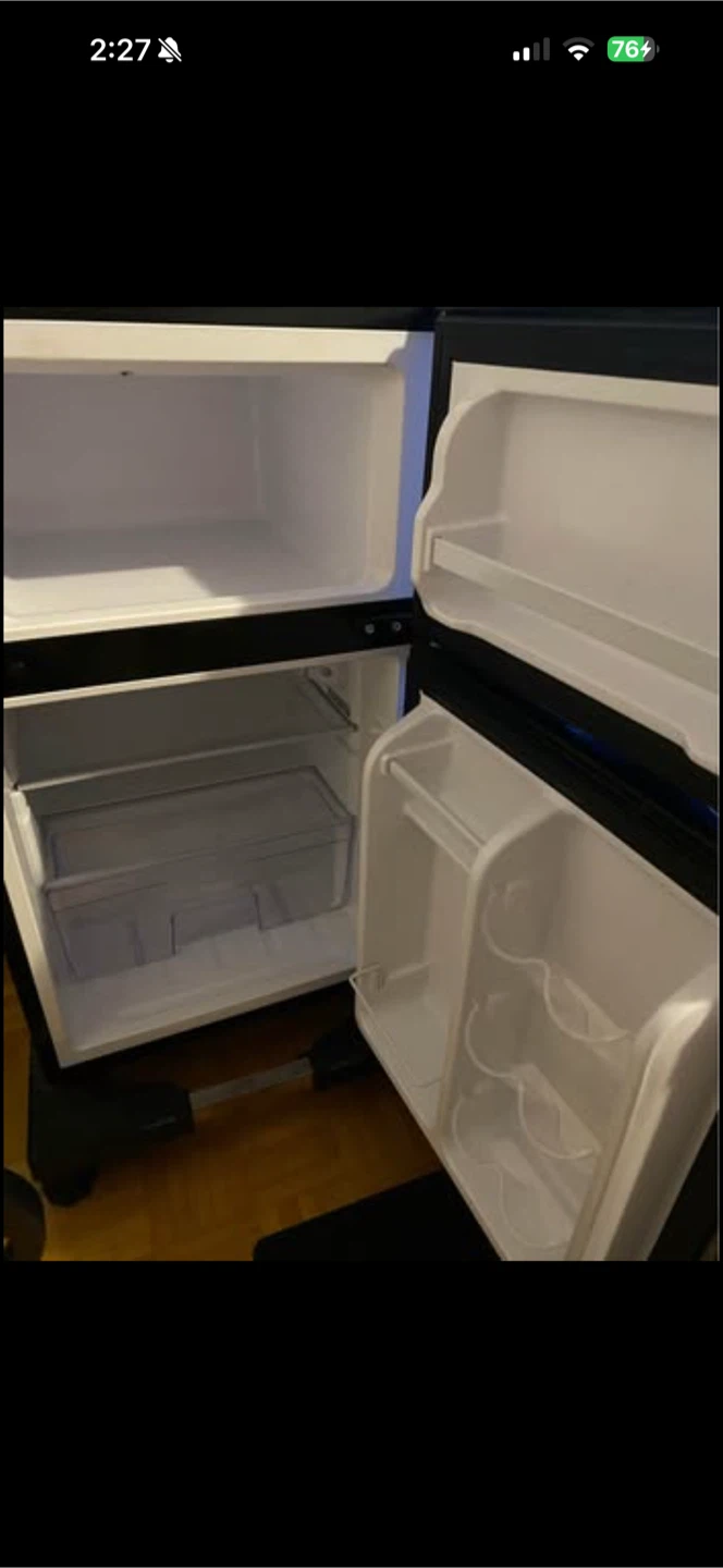 Insignia Top Freezer Refrigerator - photo 2