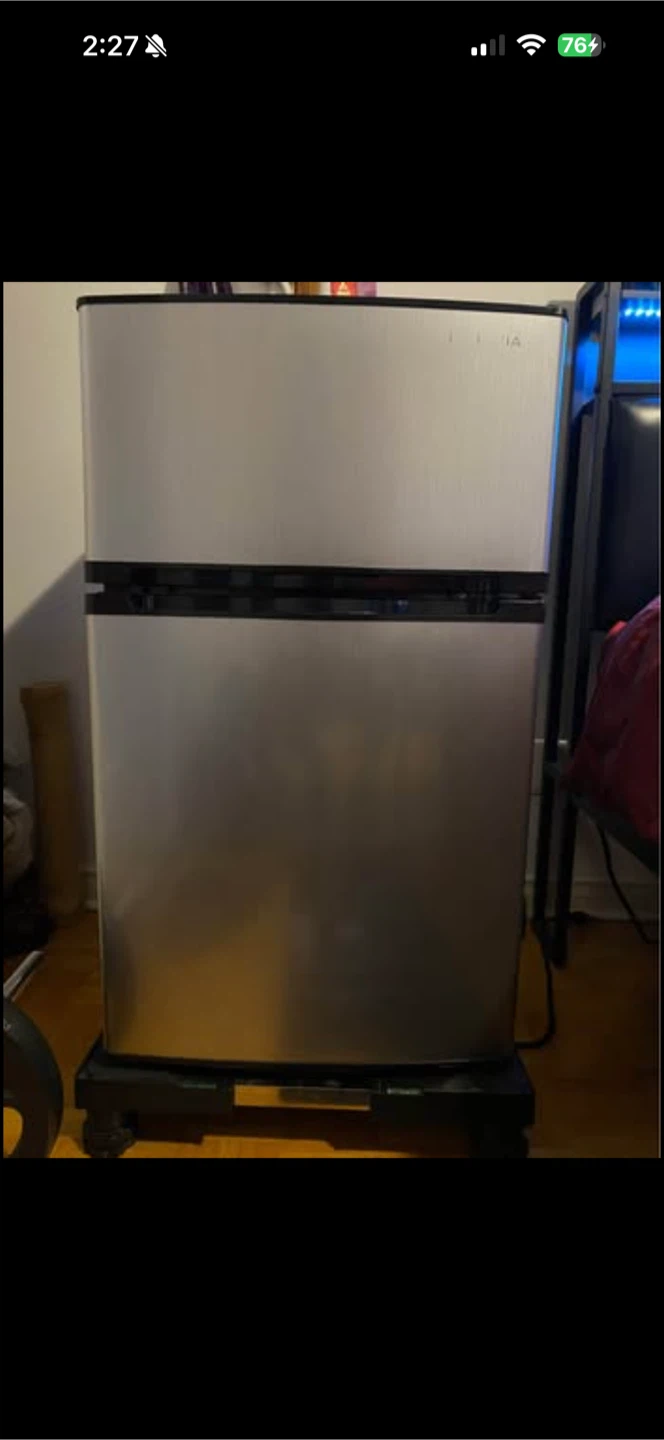 Insignia Top Freezer Refrigerator