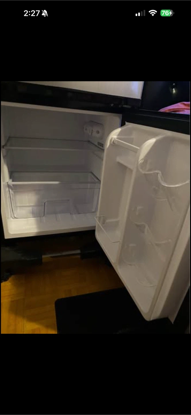 Insignia Top Freezer Refrigerator - photo 4