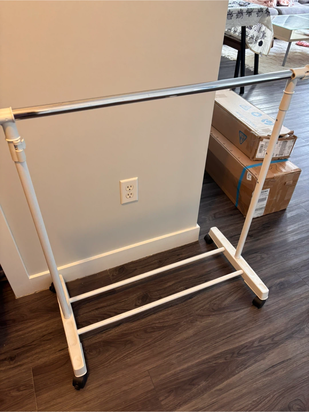 Adjustable clothing rack
