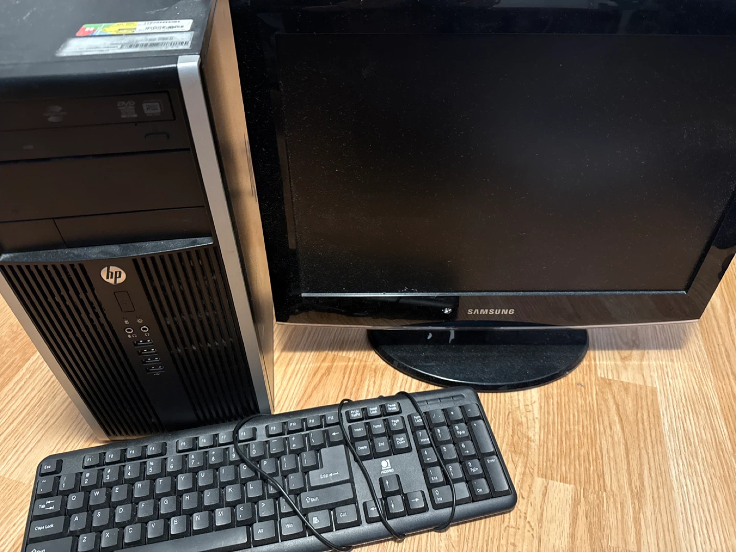 P Desktop Computer Set – Monitor, Keyboard & Headset Included