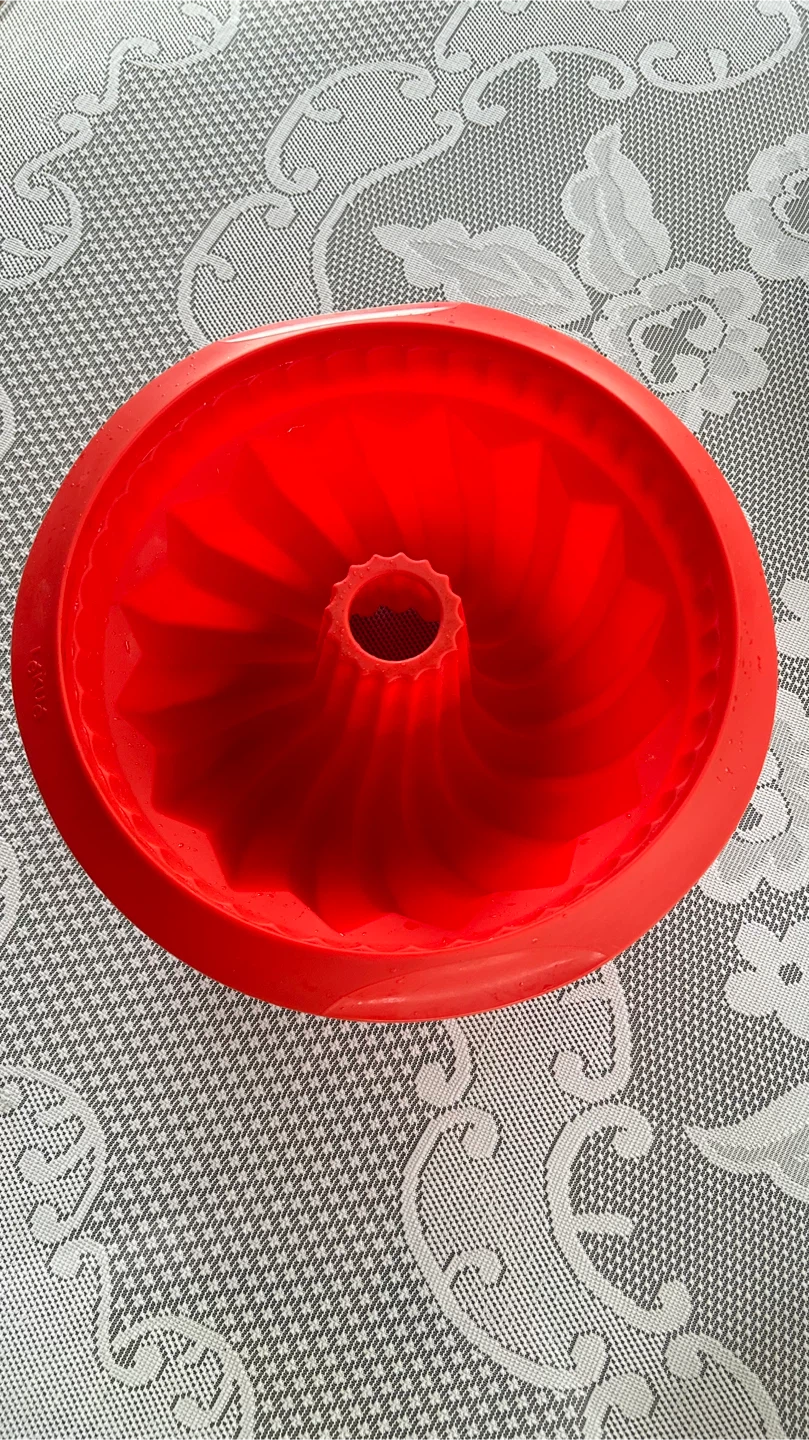 Lékué Red Swirl Bundt Pan and 3D hart mold