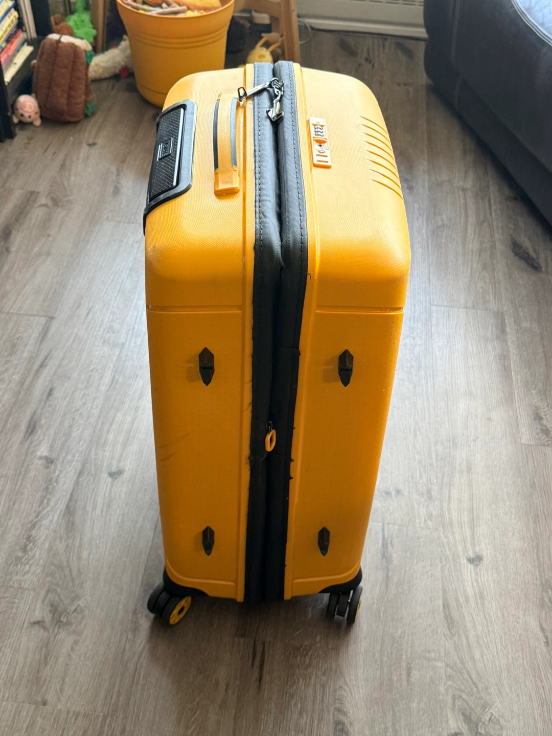 Verage Yellow Hardside Spinner Luggage - photo 3
