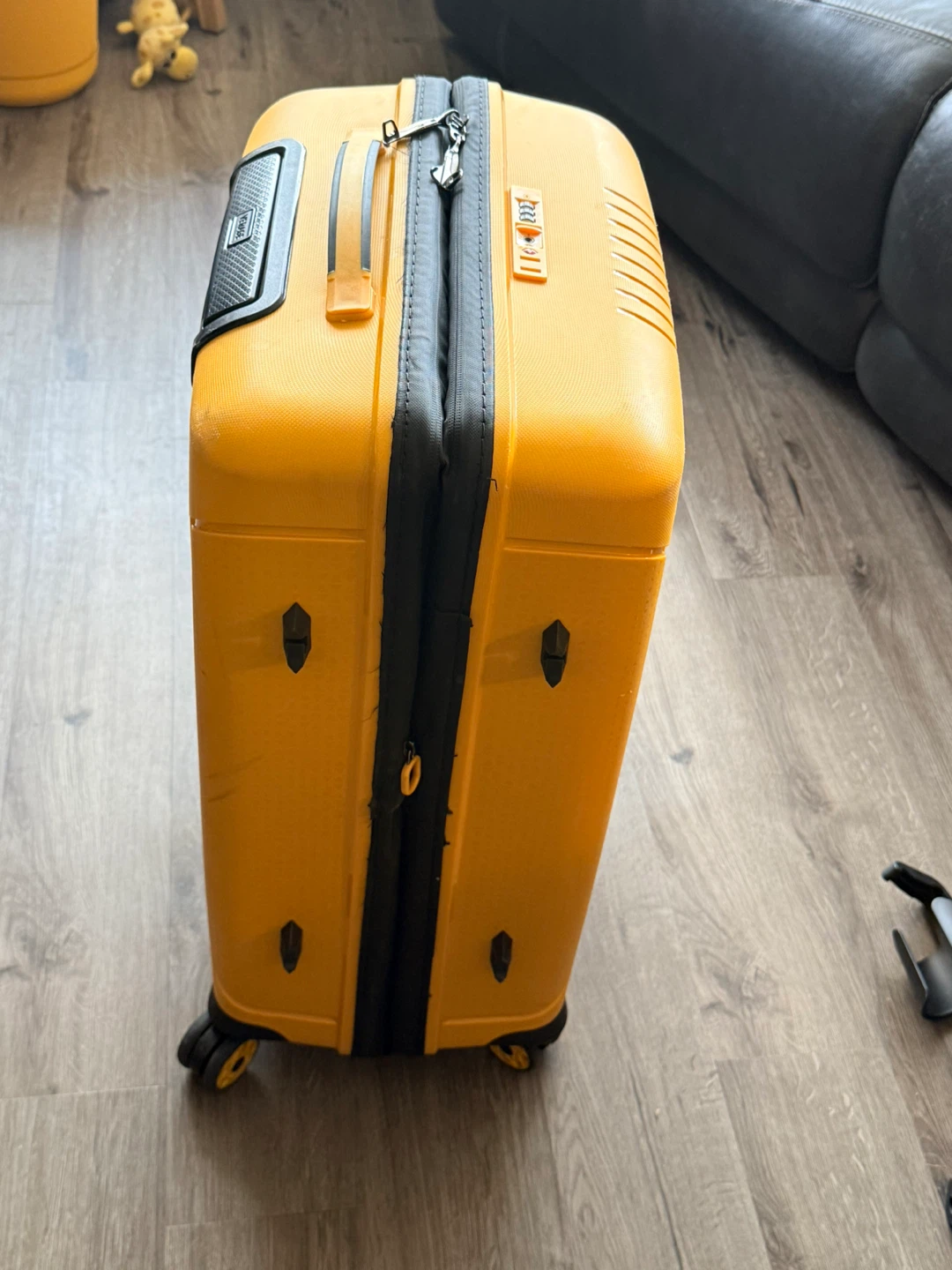 Verage Yellow Hardside Spinner Luggage