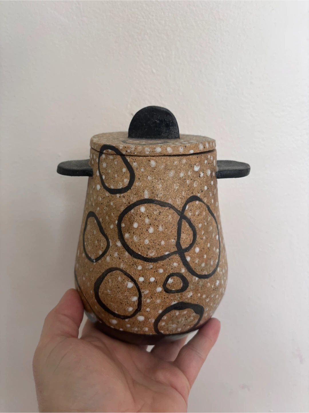 Ceramic vessel with lid
