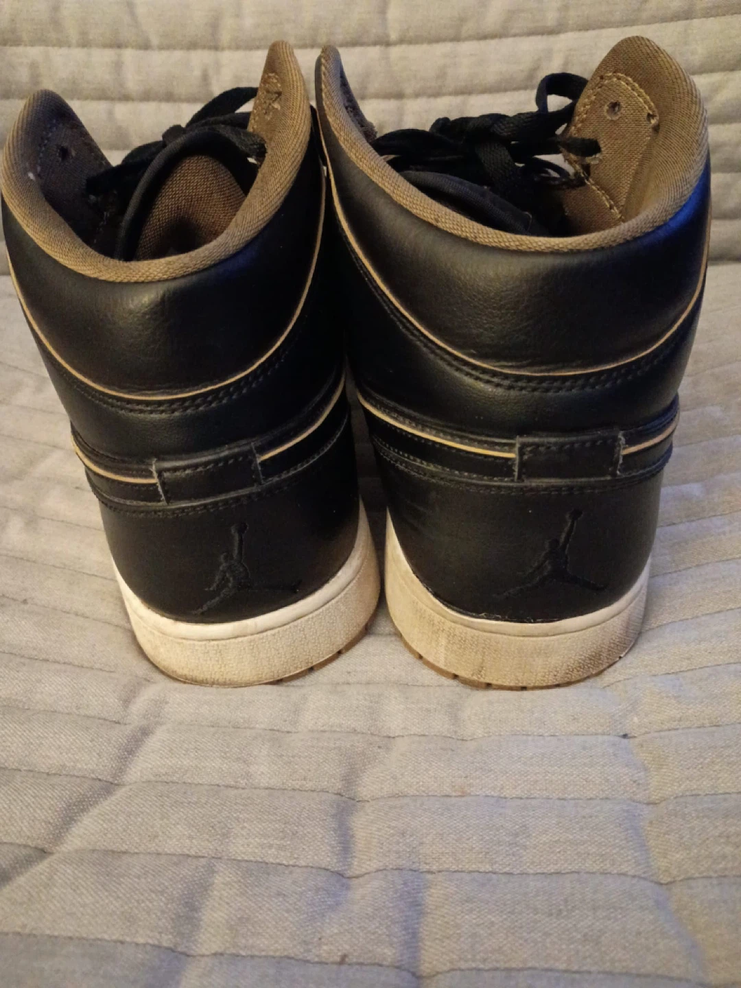 Air Jordan 1 Mid SE Black Gold Sneakers Size 12 - photo 2