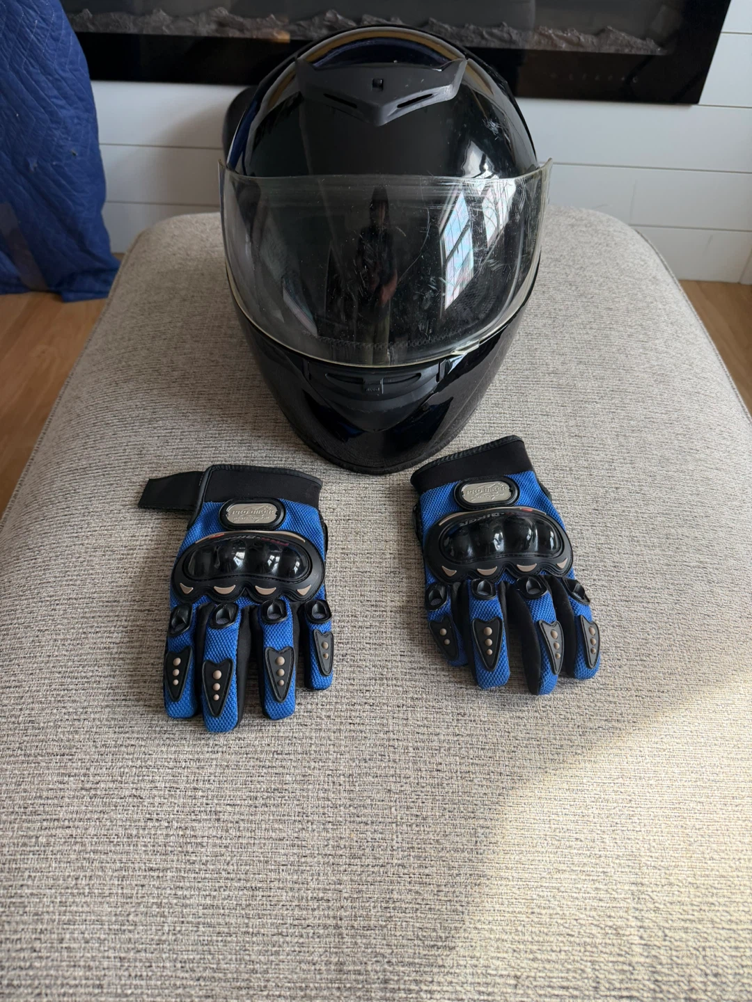 Black Motorcycle Helmet with M Gloves