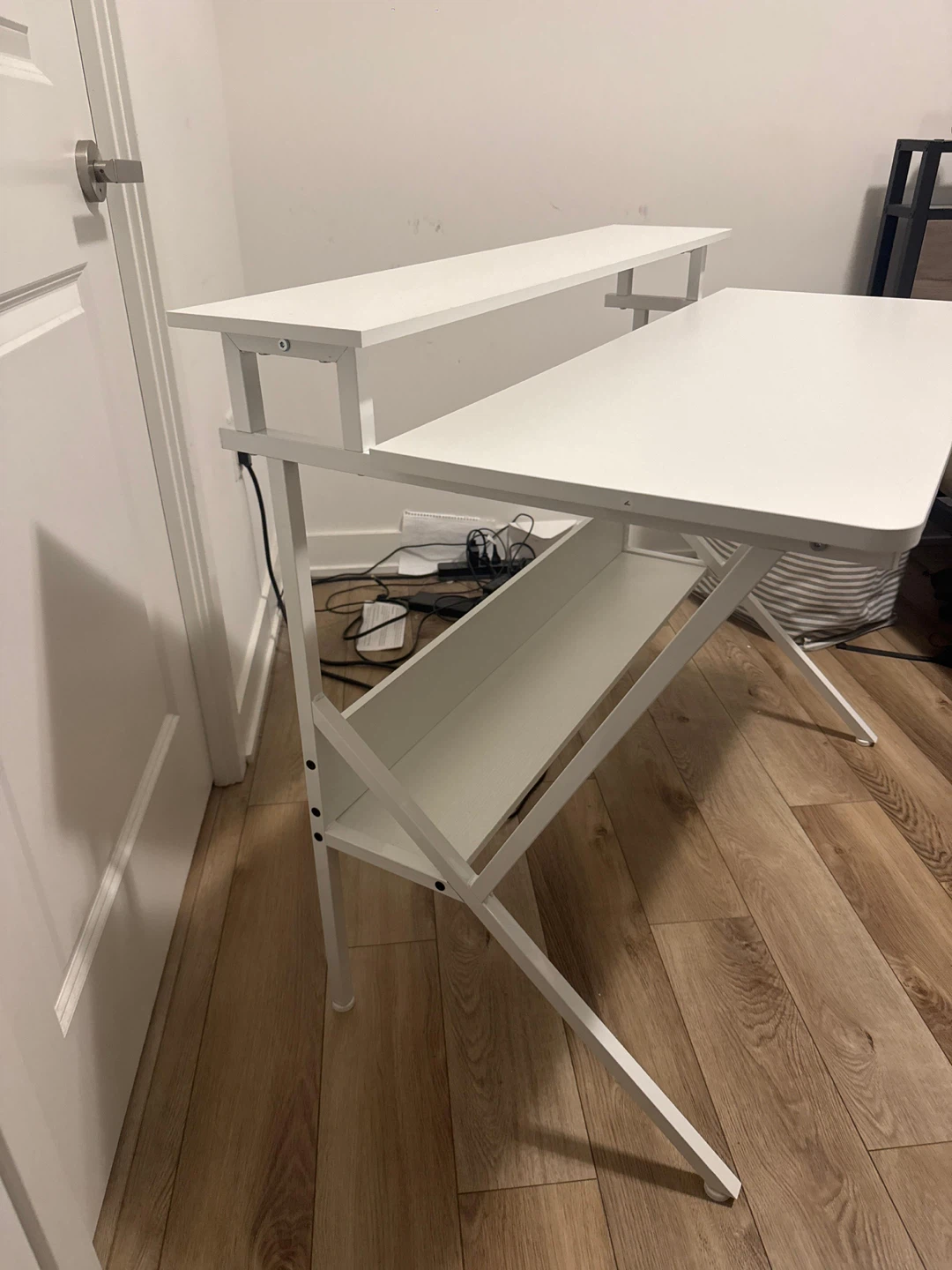 White computer desk with shelf - photo 3