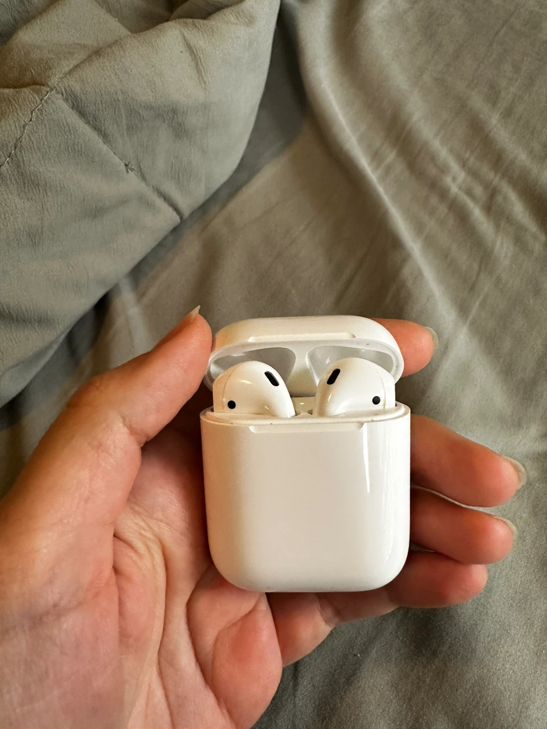Apple AirPods (2nd generation)