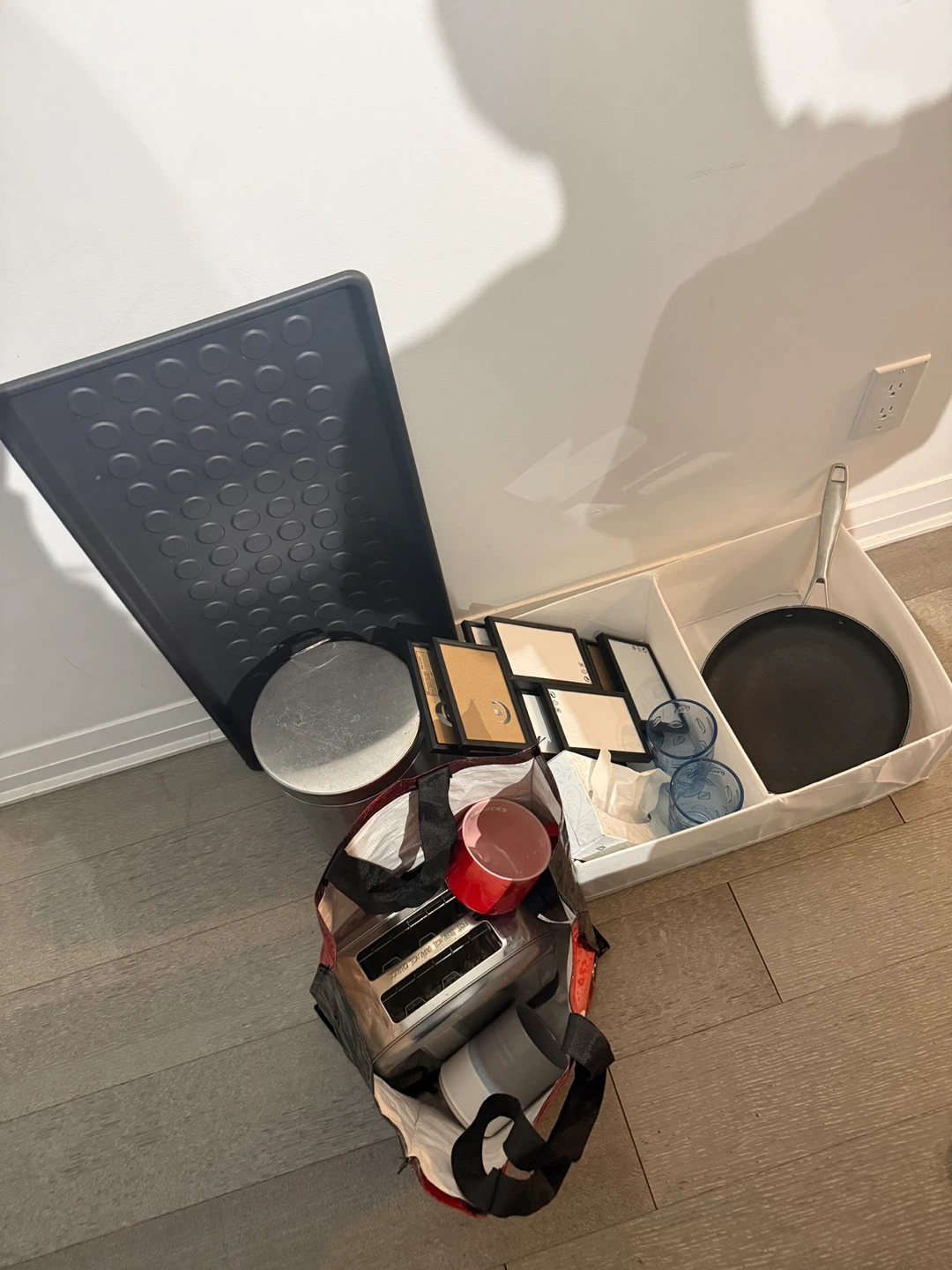 Kitchenware Lot: Toaster, Frying Pan, Baking Sheet, and More