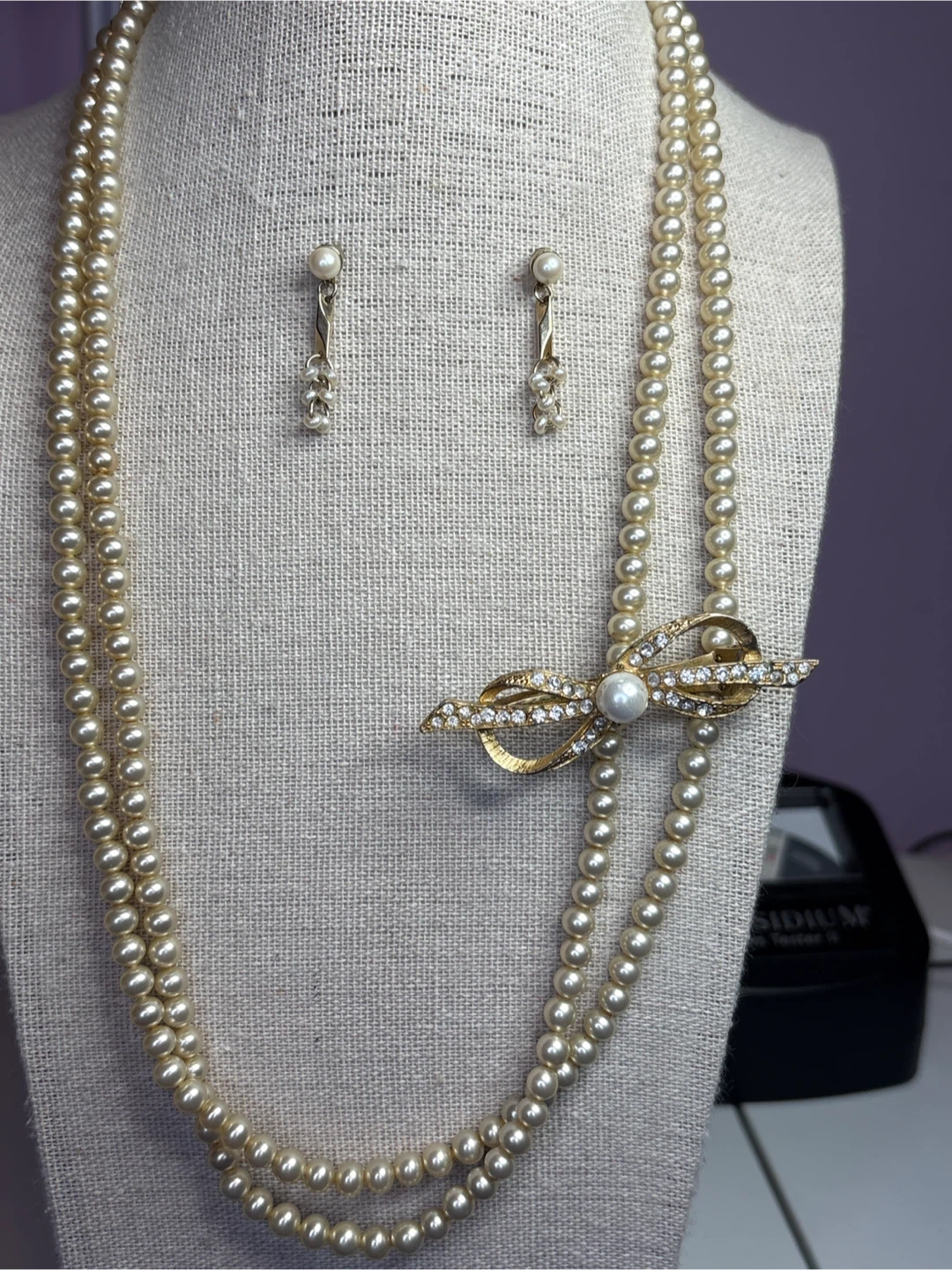 Vintage culture pearl necklace,  earrings and a  Barrett.