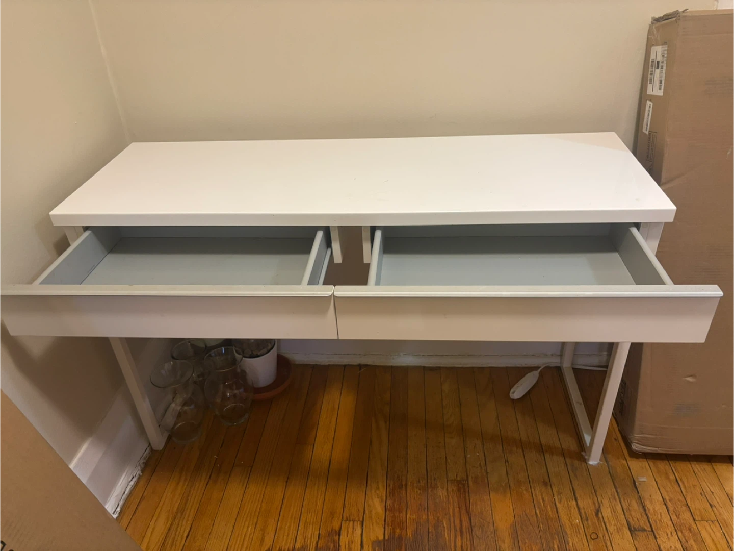 White two-drawer desk - photo 3
