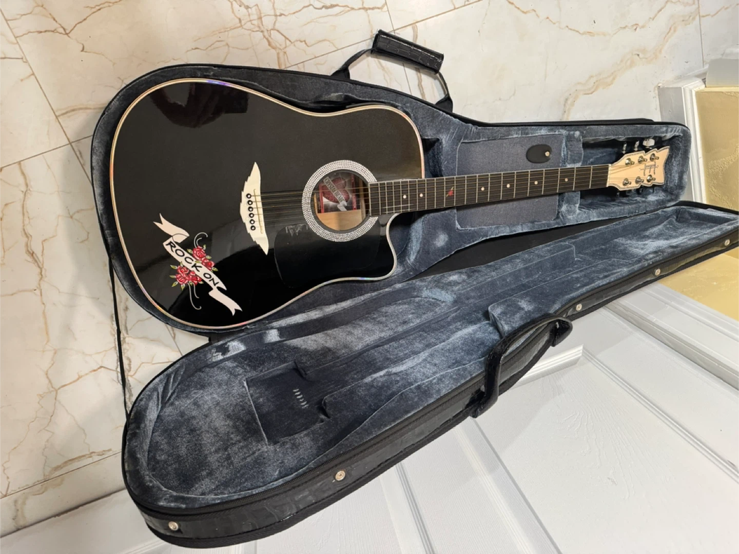 Acoustic Guitar with Case - edición limitada - única