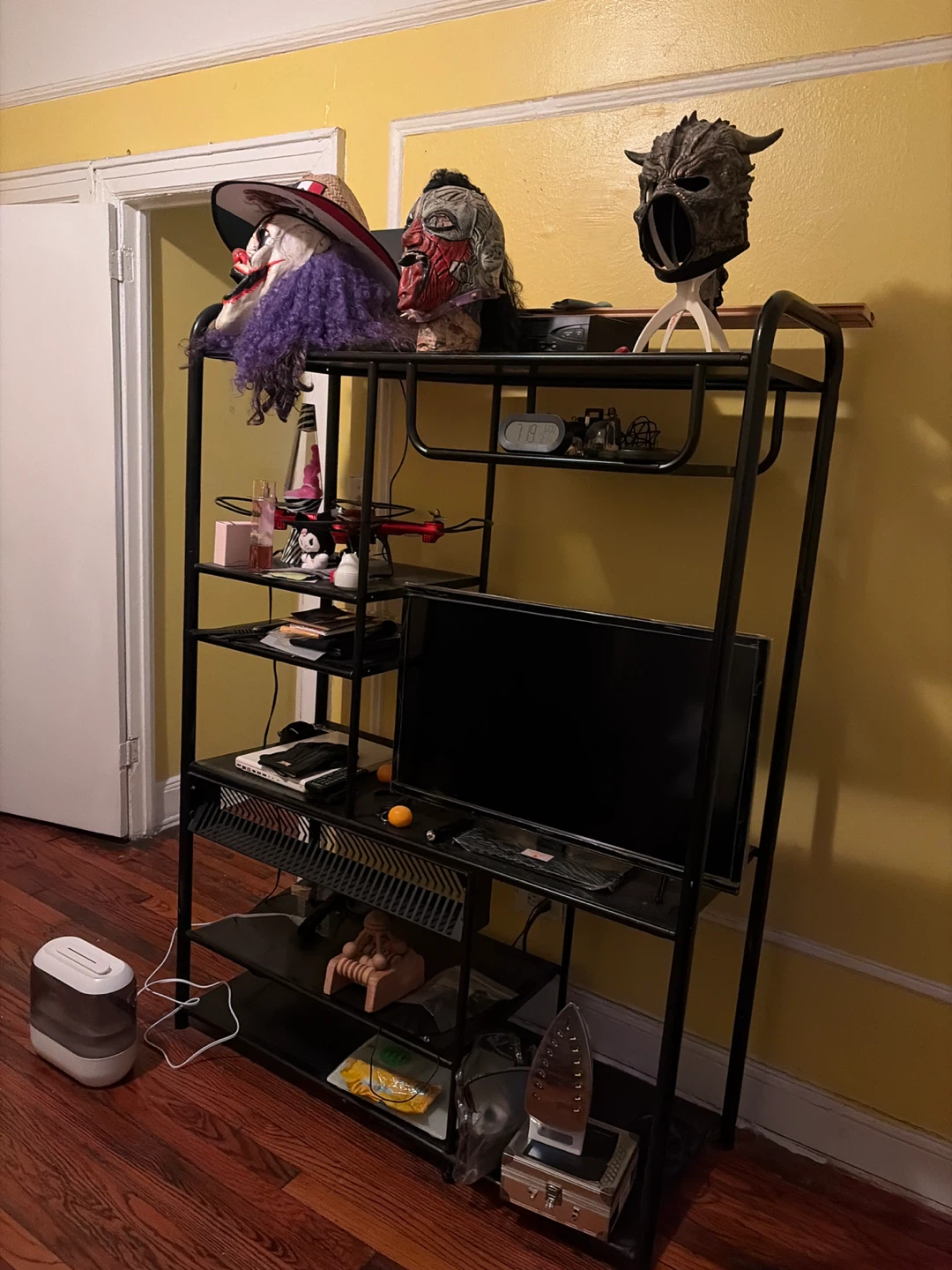 Mueble de tv metálico con estantes