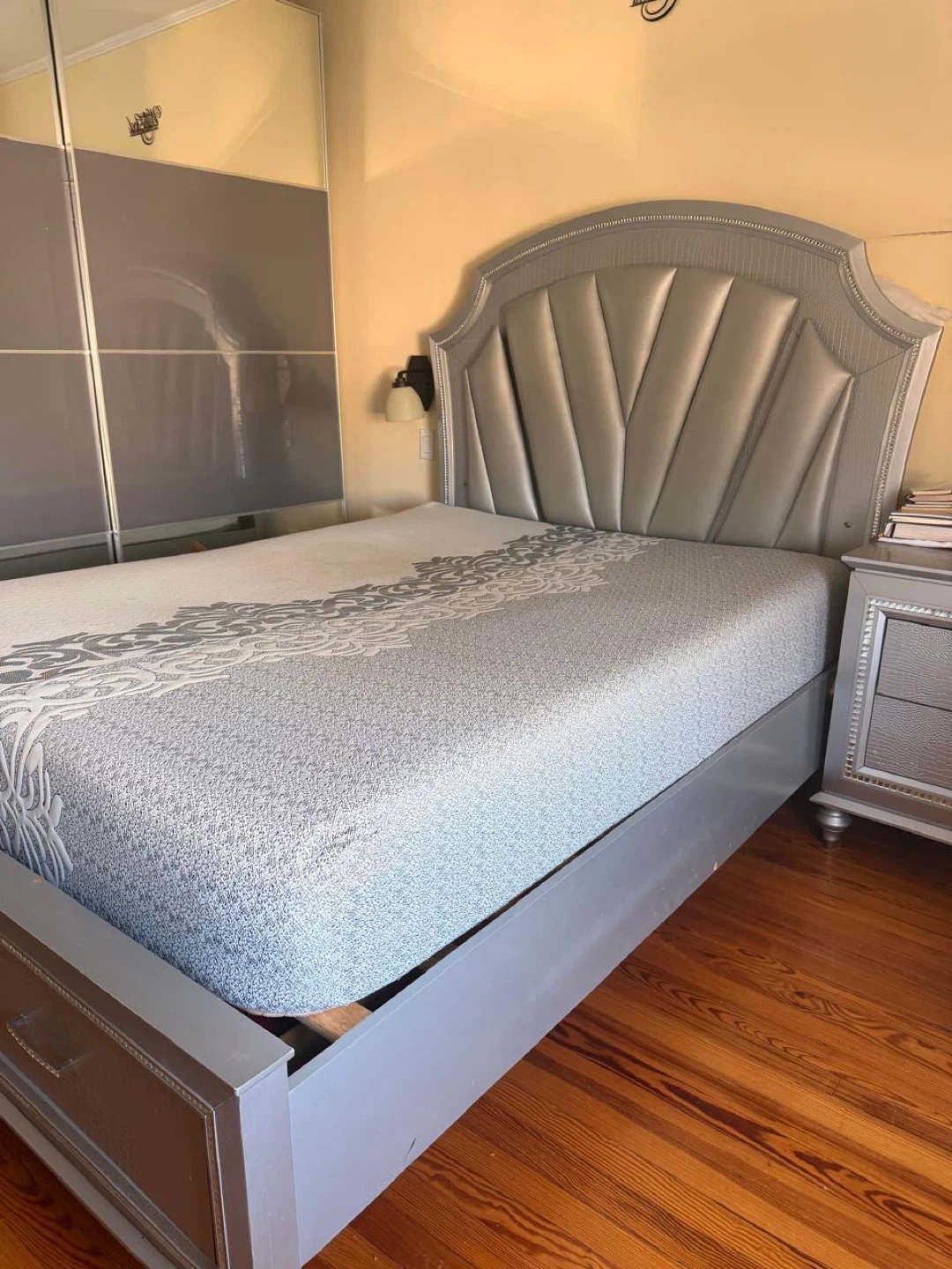Cama, mesa de noche y tocador con espejo