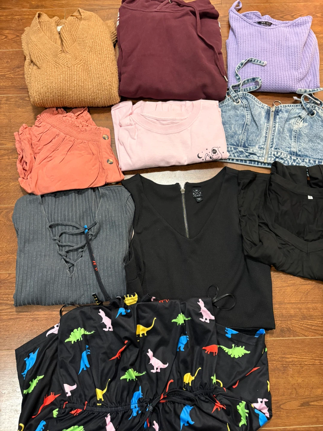 ✨ 9 Clothing Bundle – $25 ✨ - photo 2