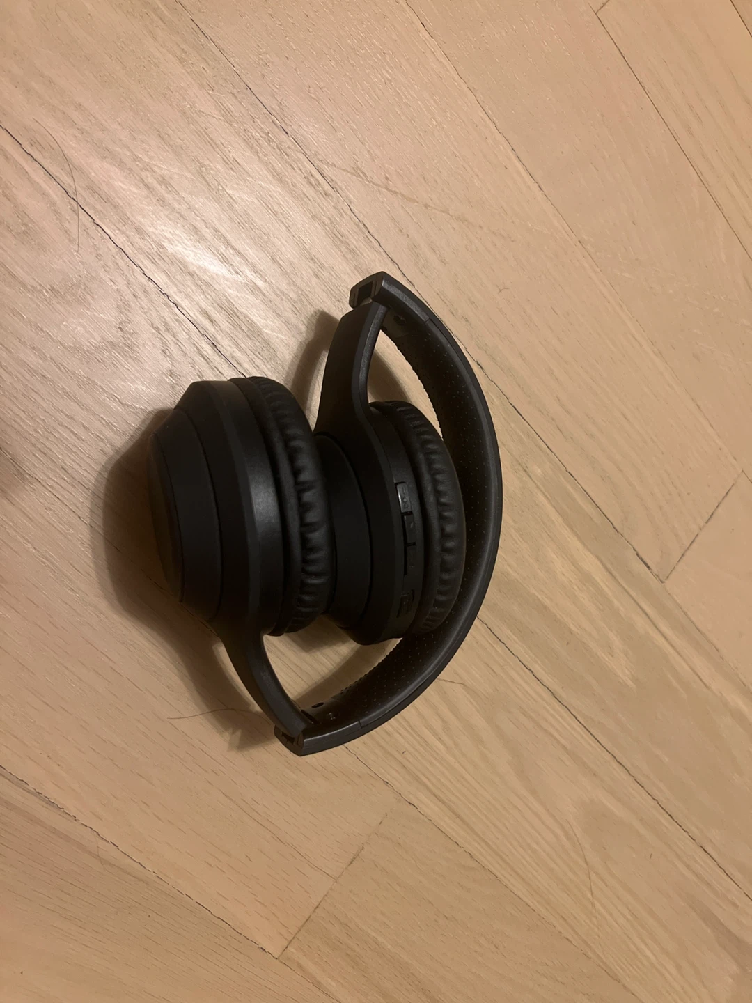 Black Over-Ear Headphones (No name brand) - photo 2