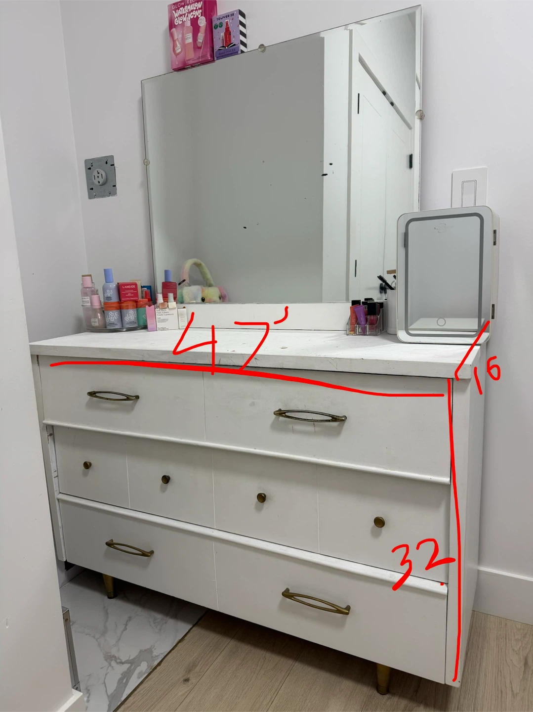 Dresser with mirror for free