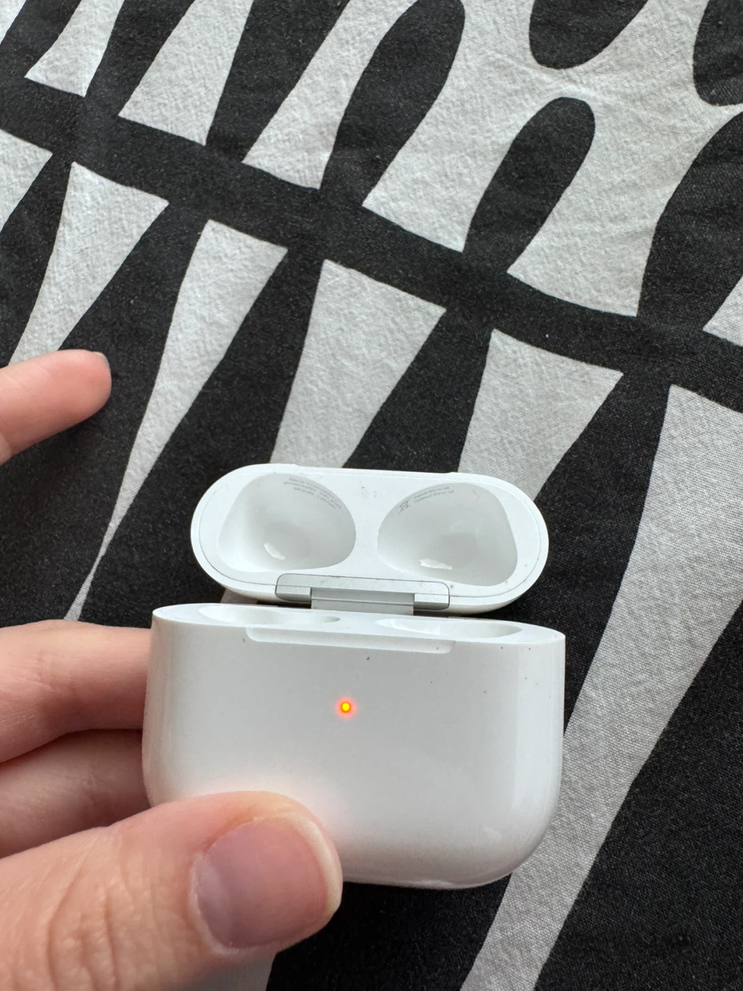 Apple AirPods Pro (2nd Gen) with Charging Case - photo 4