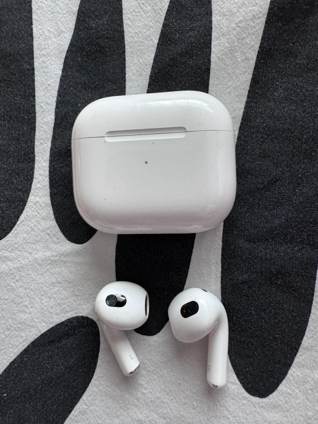 Apple AirPods Pro (2nd Gen) with Charging Case - photo 2