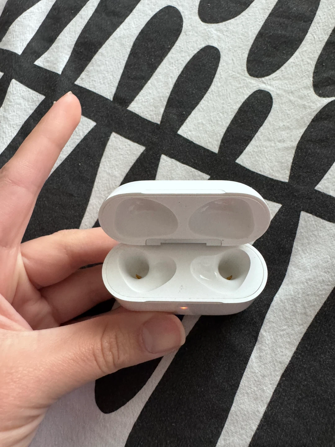 Apple AirPods Pro (2nd Gen) with Charging Case - photo 3