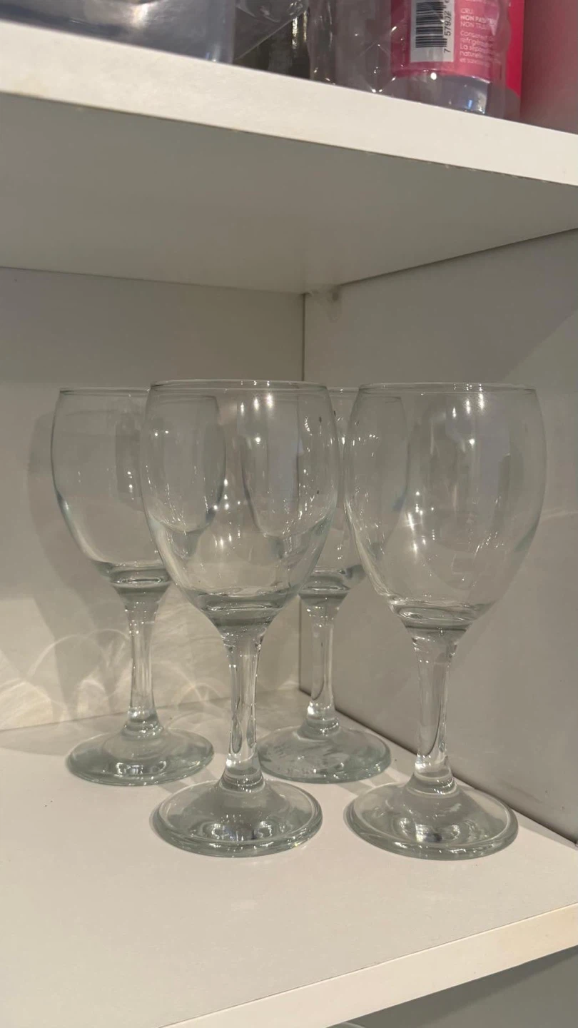 Set of 4 Clear Wine Glasses