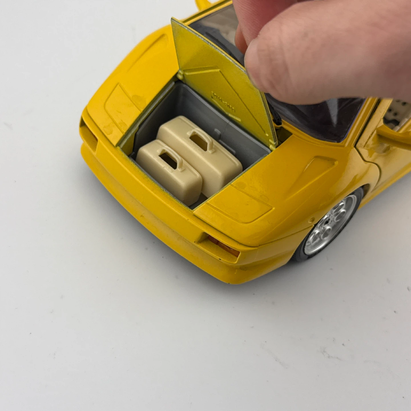1990 Lamborghini Diablo- 1/18 Bburago Diecast Model - photo 2