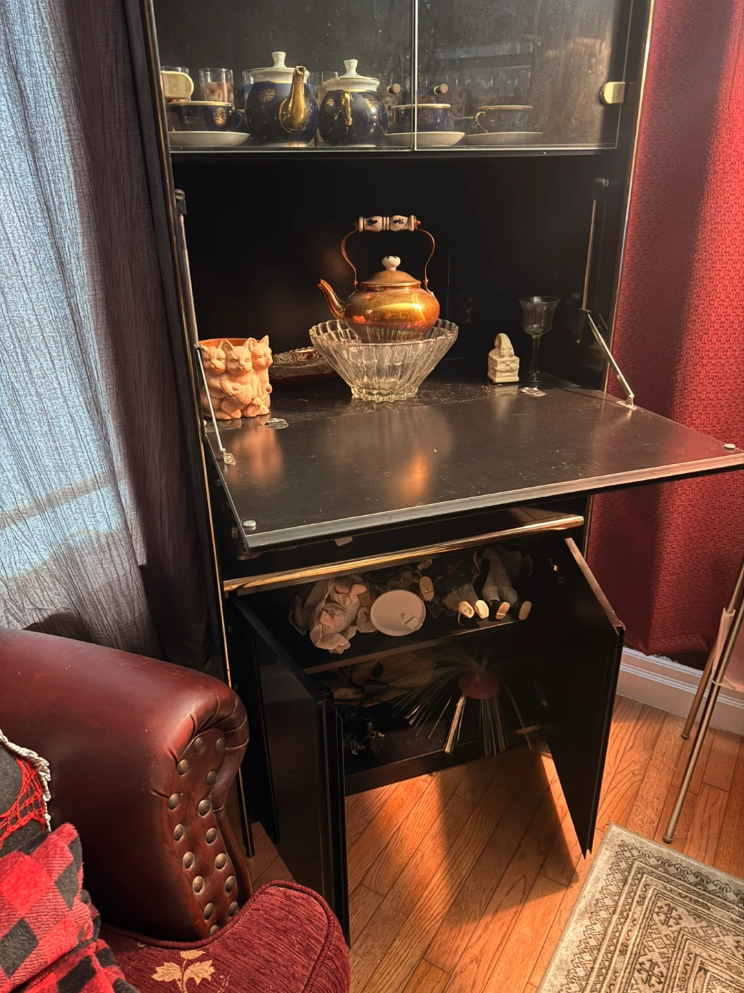Free Vintage Display Cabinet with Glass Doors - photo 2