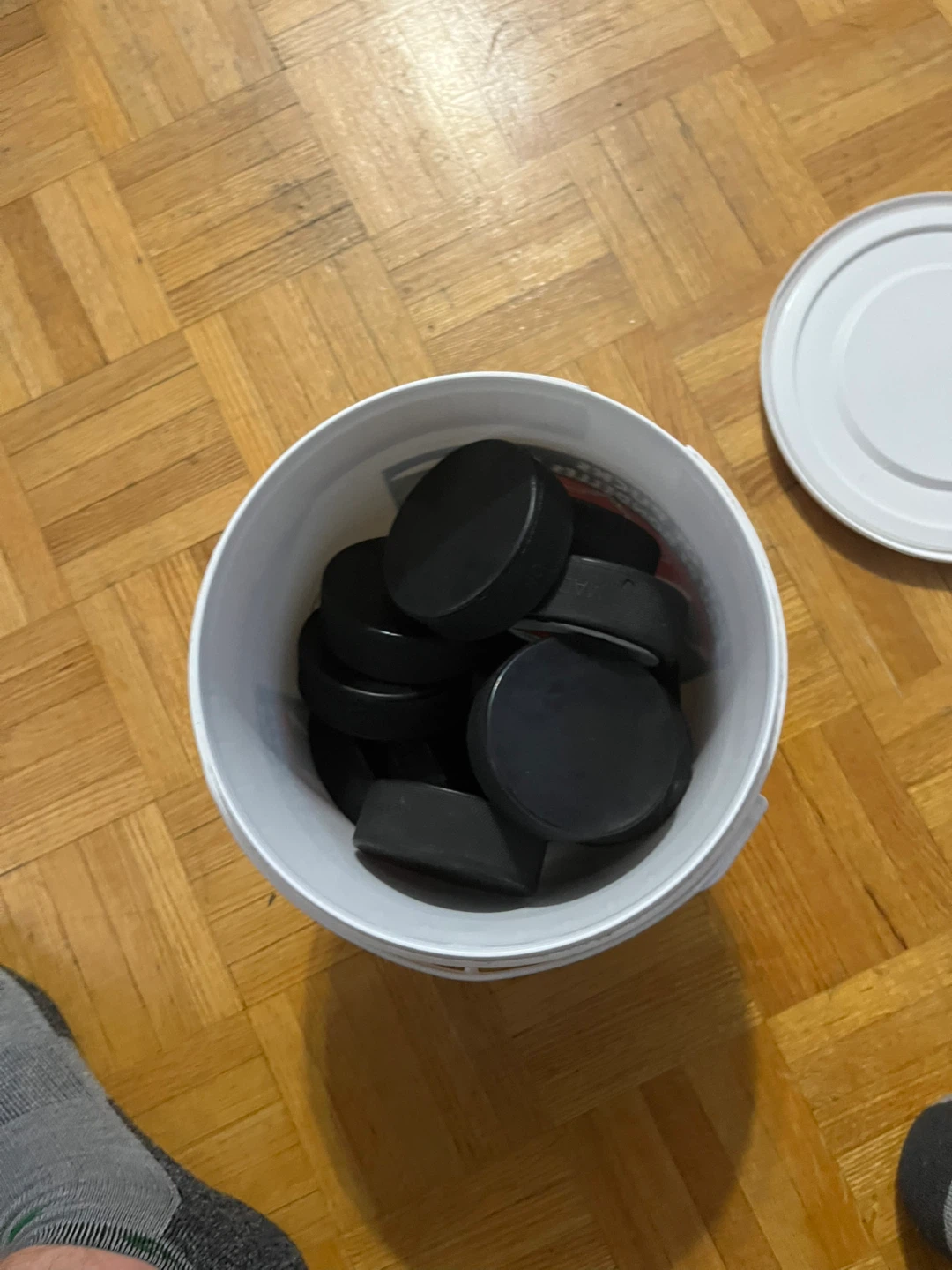 Bucket & 15 hockey pucks - photo 2