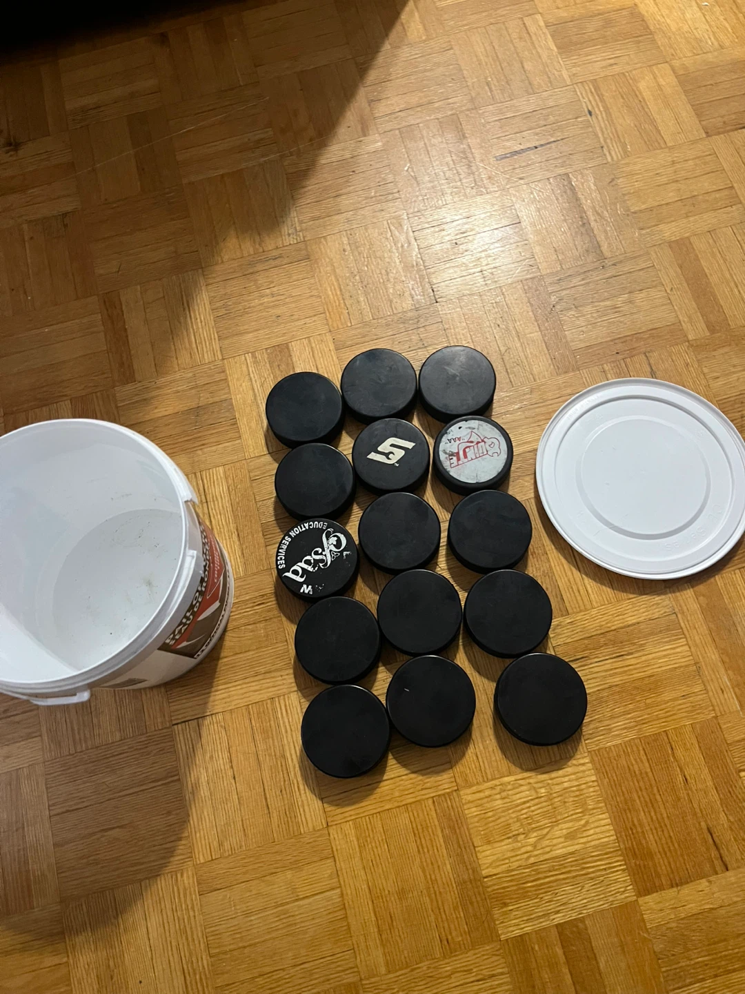Bucket & 15 hockey pucks - photo 3