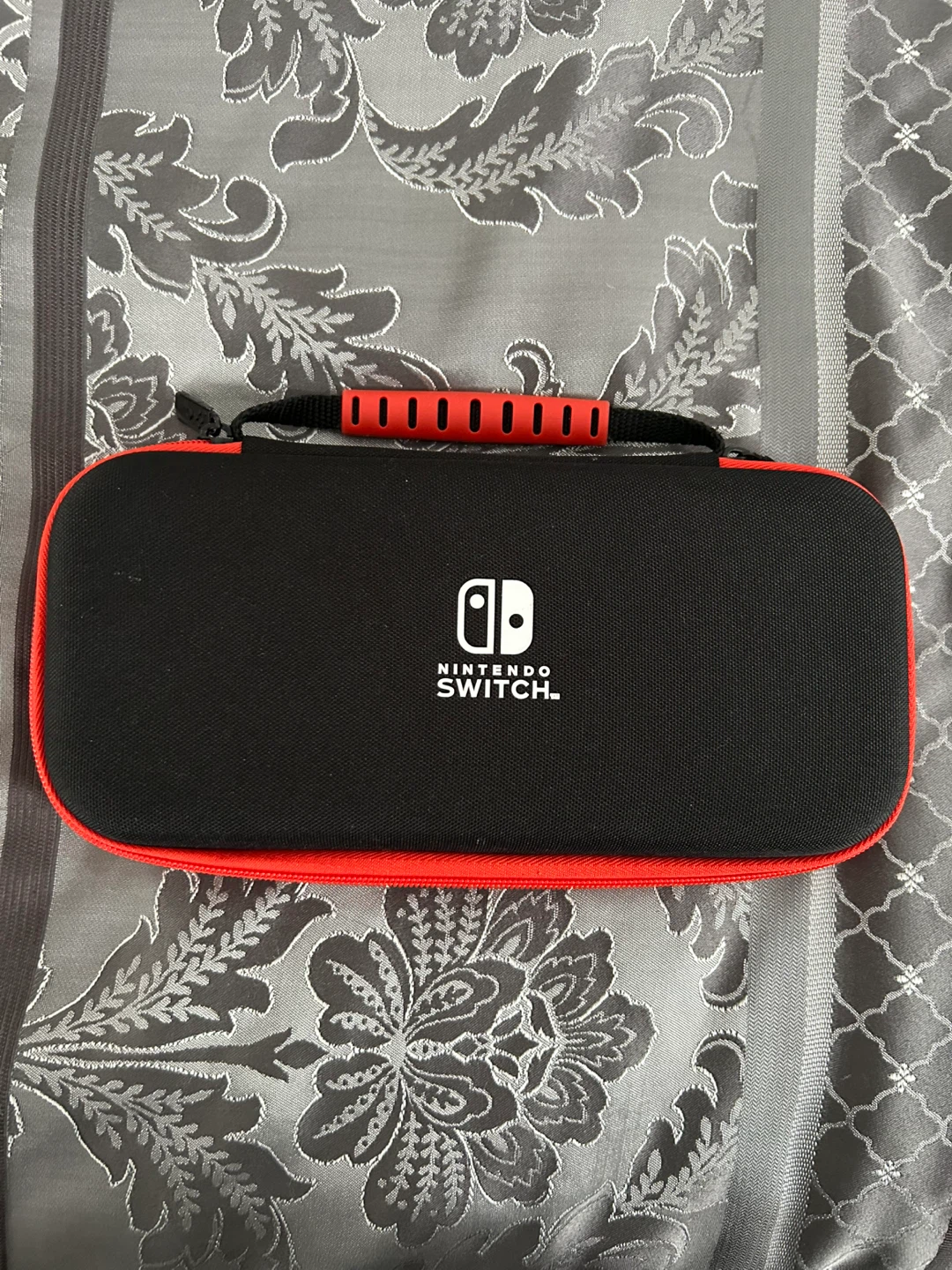 🥕 Nintendo Switch Carrying Case – Black/Red