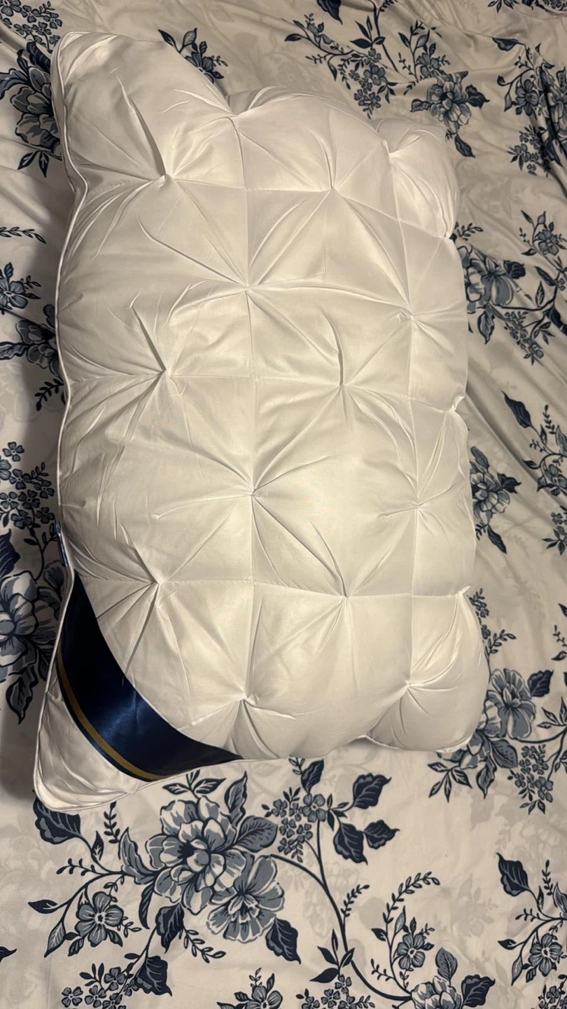 White pillows - photo 2
