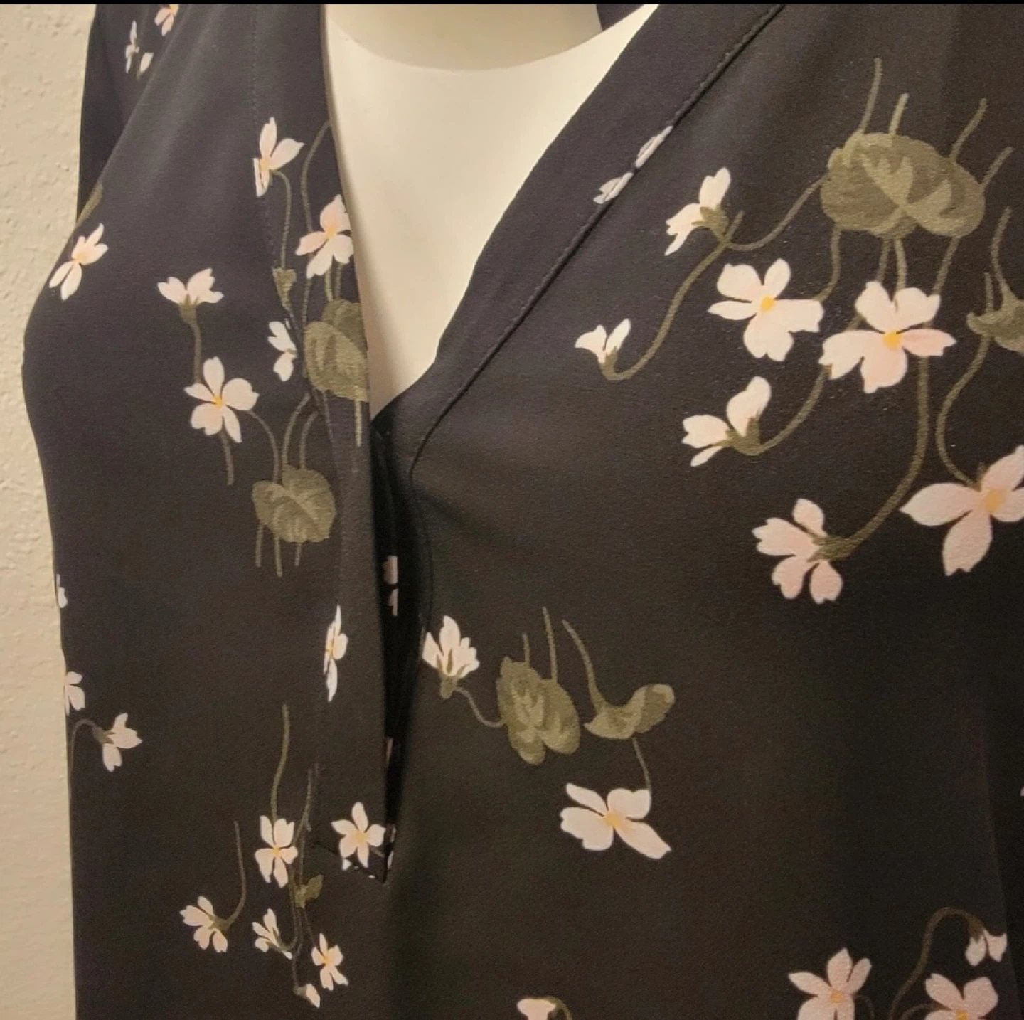 Ann Taylor Black Floral Blouse, Size Medium - Brand New! - photo 2