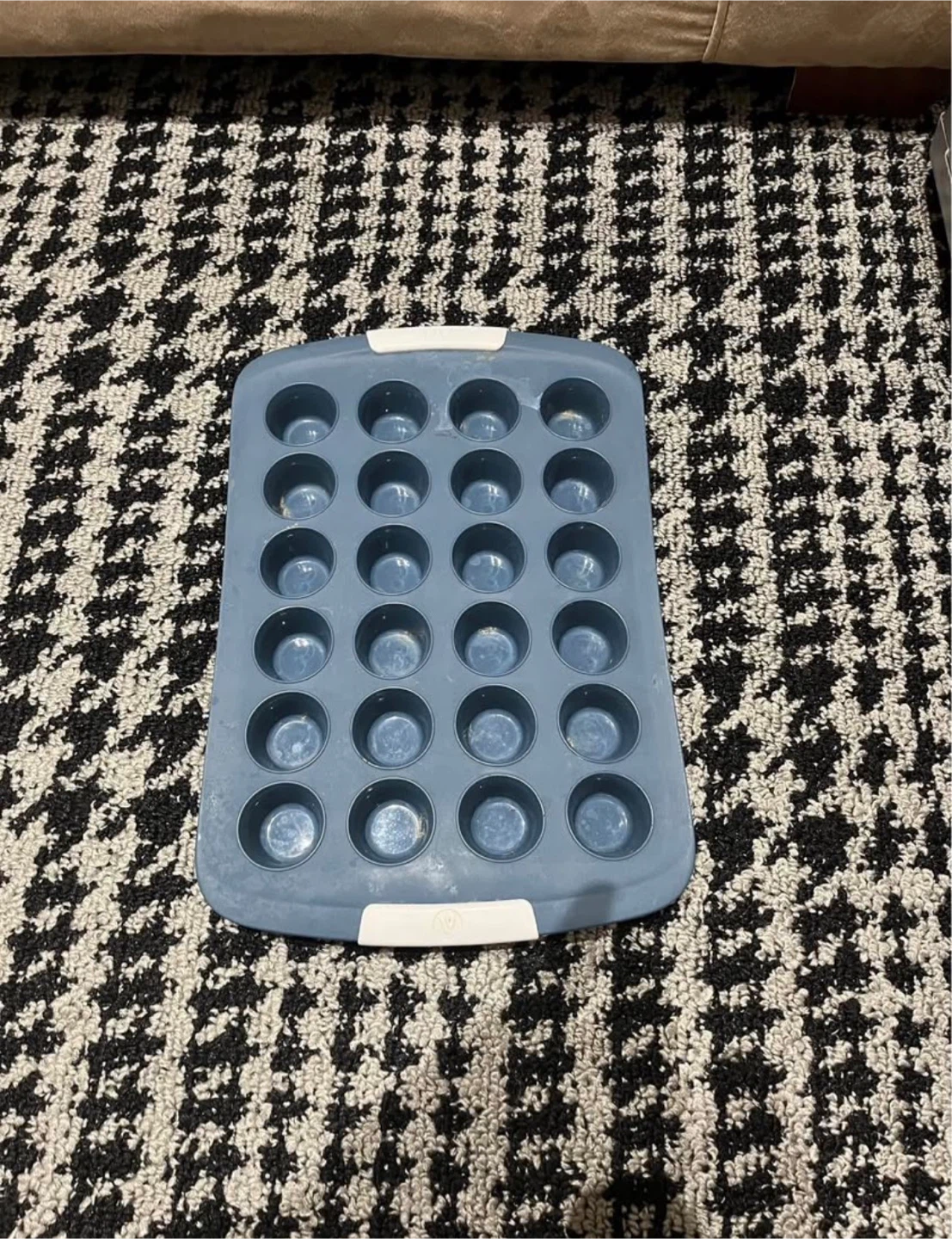 muffin pans in great condition - photo 3