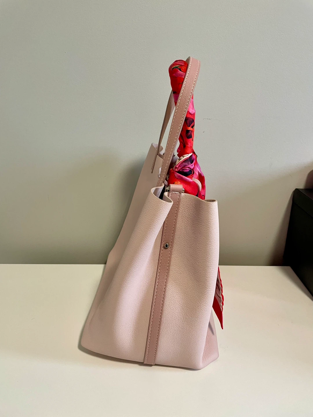 Carolina Herrera Pink Leather Tote Bag with Floral Scarf - photo 4