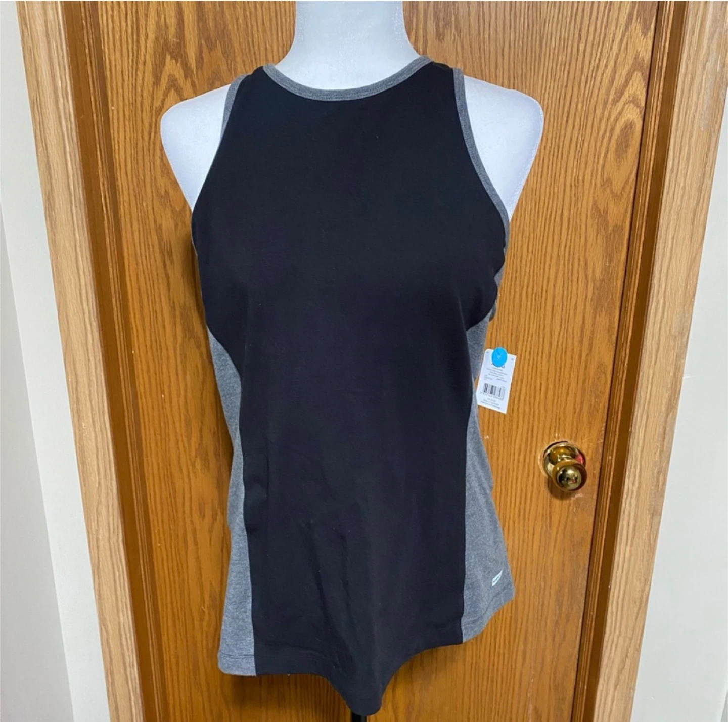 Women’s workout top black and grey
