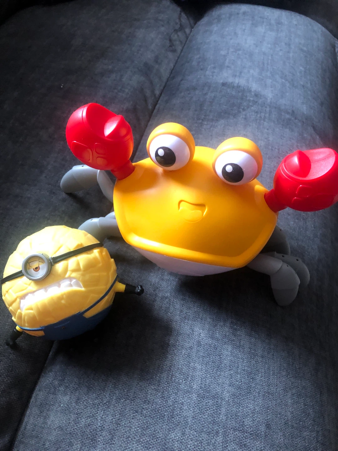 🥕 FREE Yellow Crab and Minion Toys
