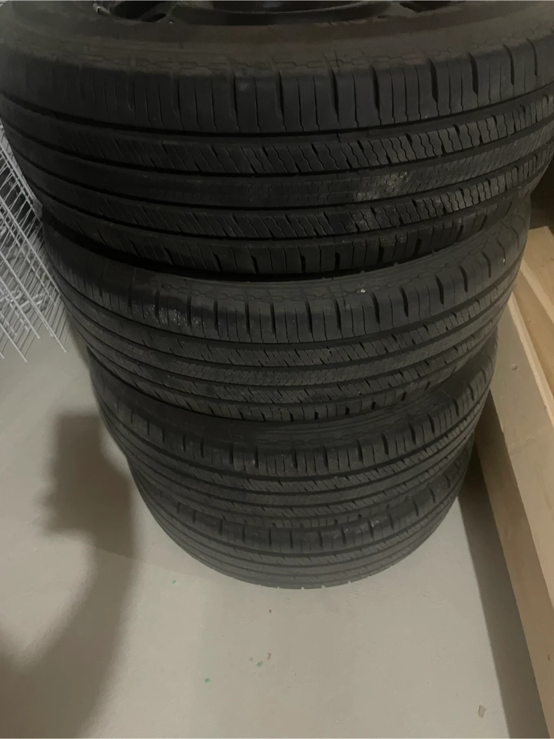 Motomaster Hydra Edge Tour Tire 215/70R16