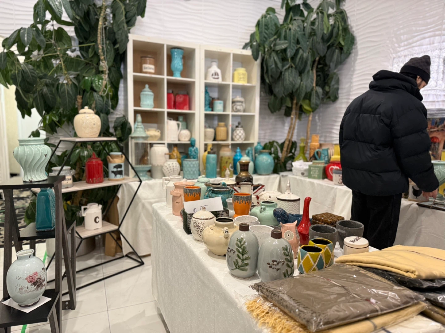 Assorted decorative vases and ceramic pieces - photo 2
