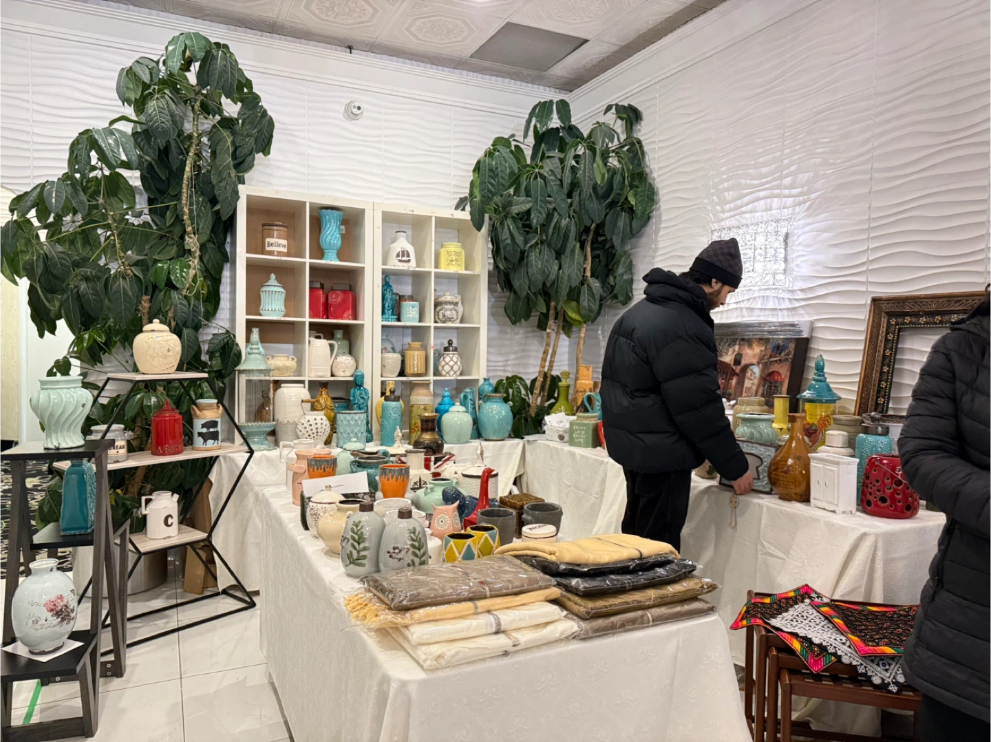 Assorted decorative vases and ceramic pieces - photo 3
