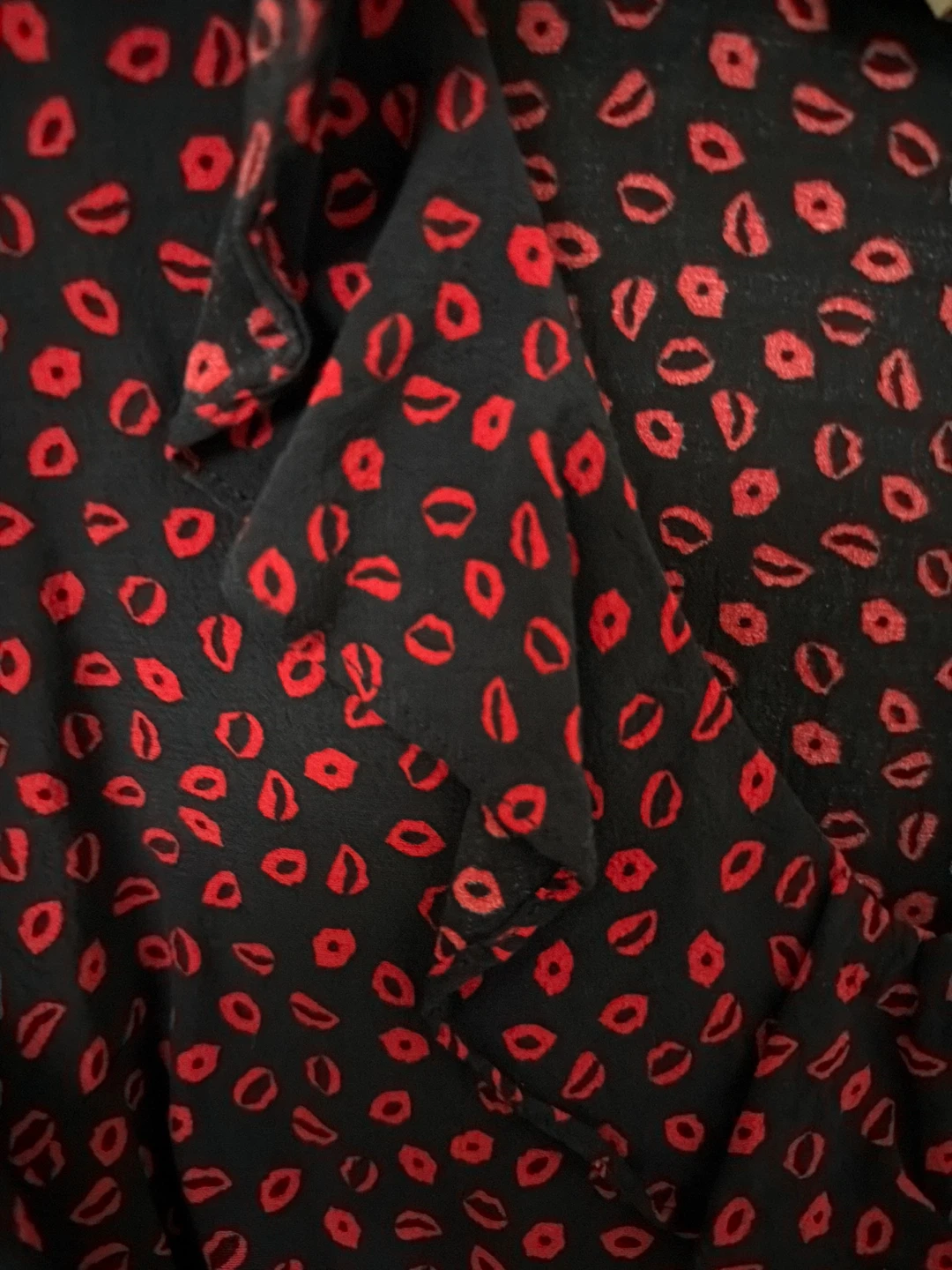 Black & Red Lip Print Blouse 🥕 - photo 2