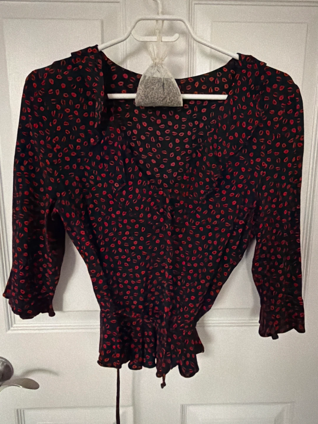 Black & Red Lip Print Blouse 🥕