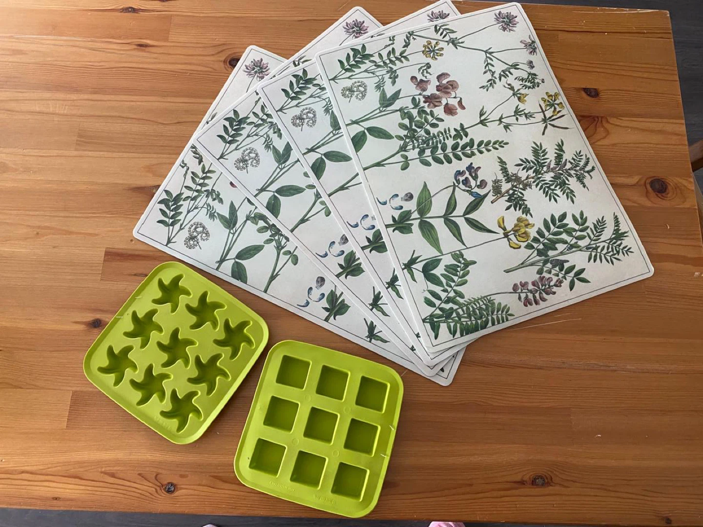 Place mat (x4) + 2 ice cube tray