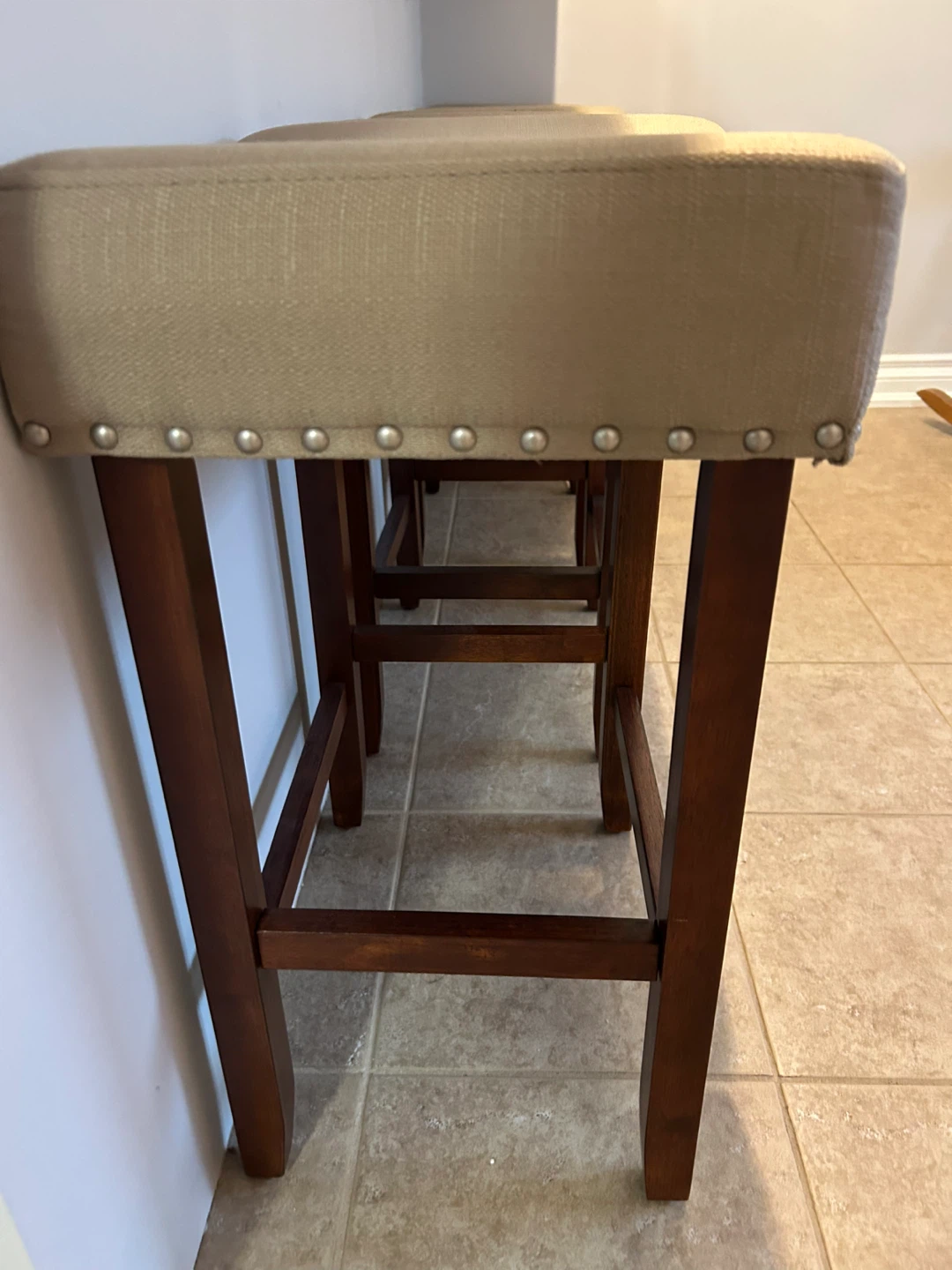 Set of 4 Tufted Saddle Bar Stools - photo 3