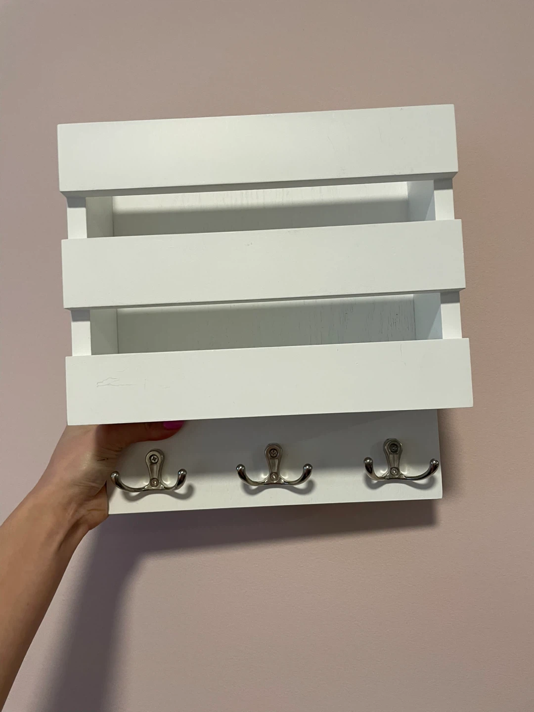 White mail and key holder wall mount