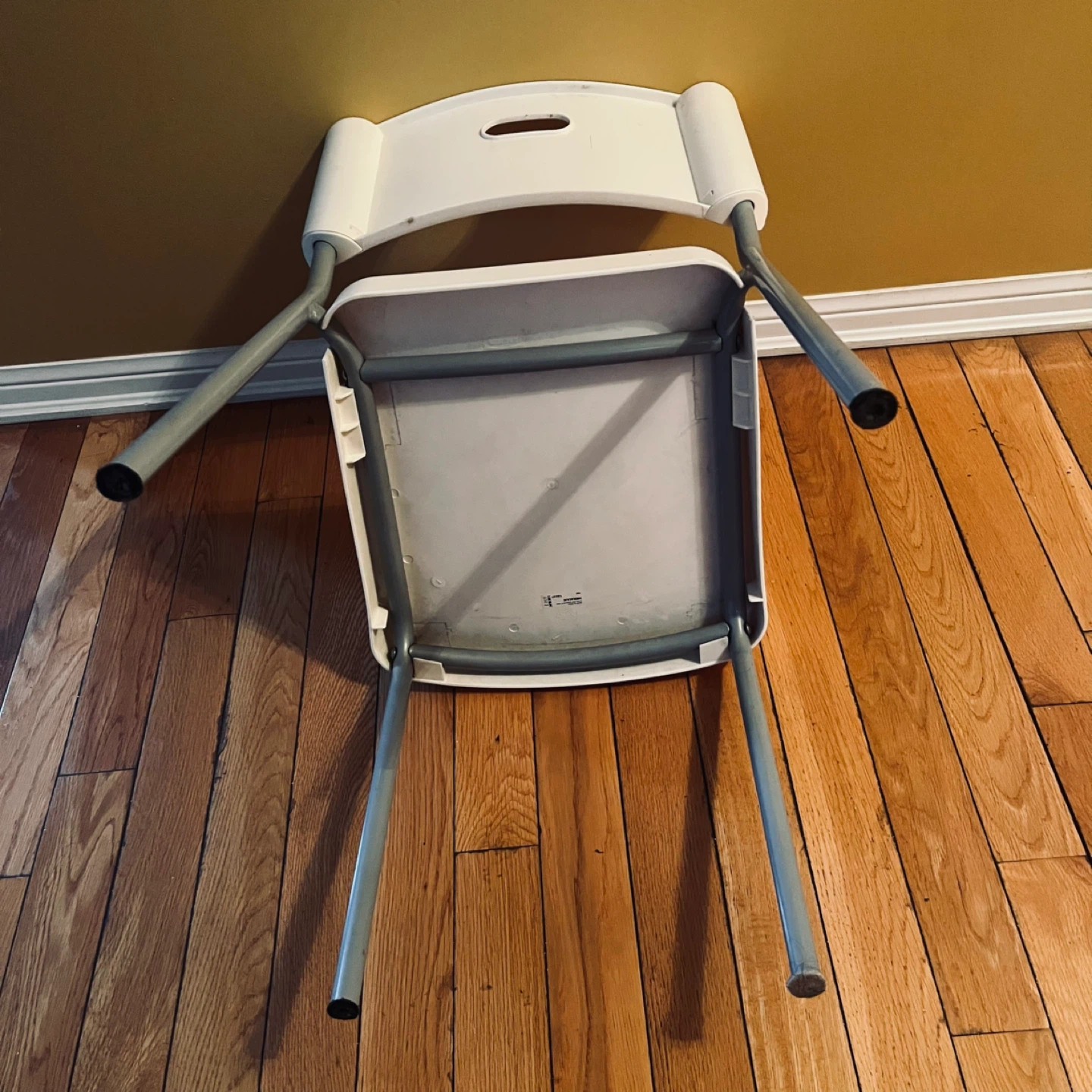 White Plastic and Metal Folding Chair - photo 4