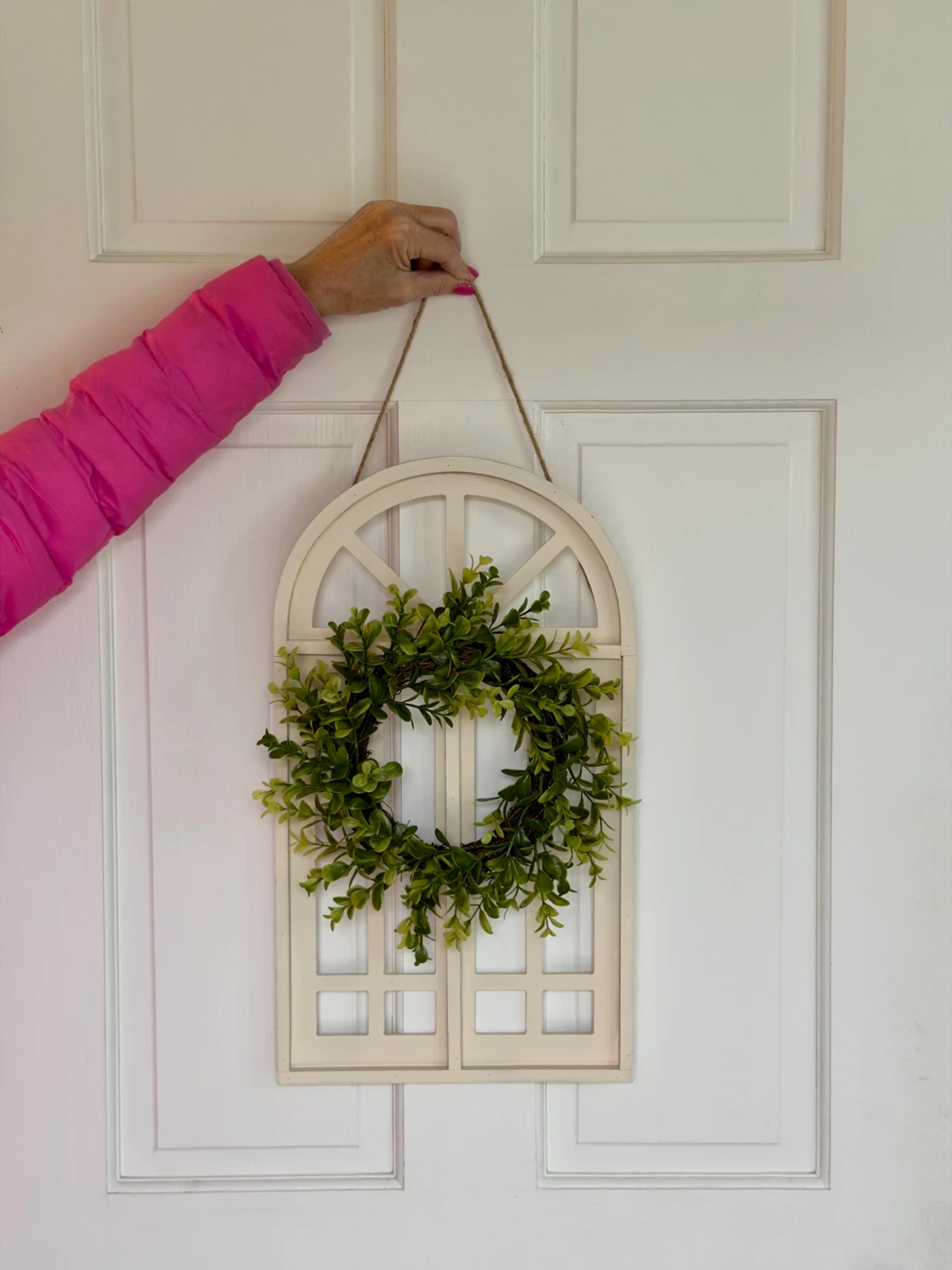 ARCHED WALL DECOR WITH WREATH