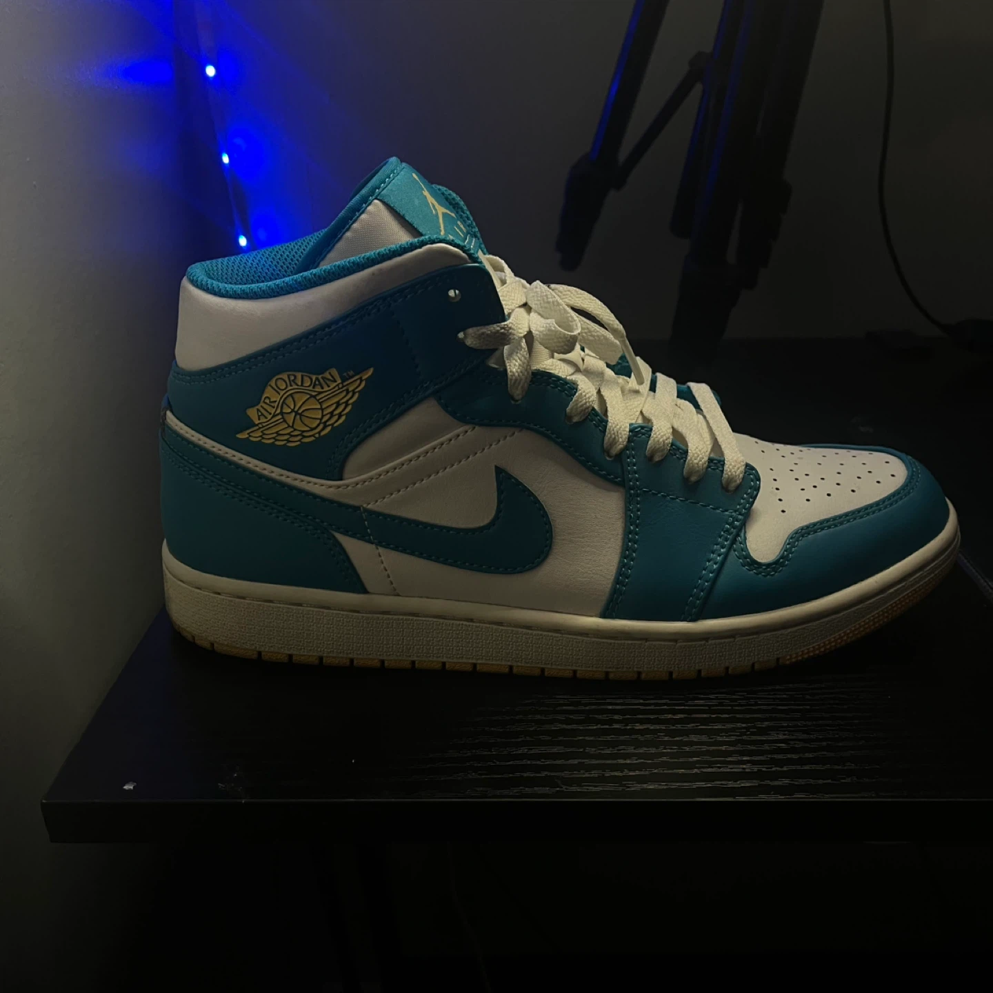 Air Jordan 1 Mid SE 'Blue Tint' Sneakers